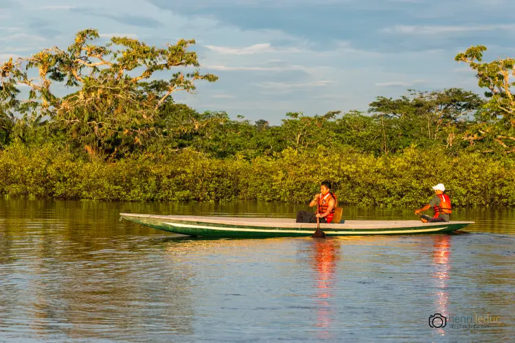 Nicky Amazon Lodge Paddle_canoa