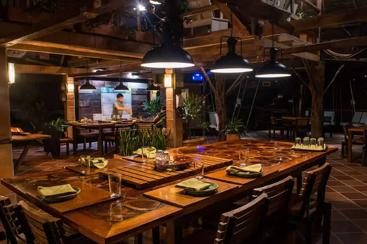 cuyabeno-luxury-lodge-table