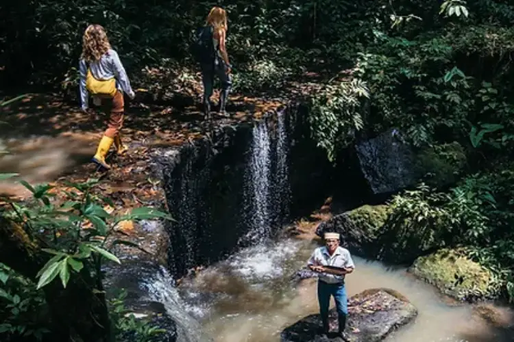 2 hiking kapawi lodge
