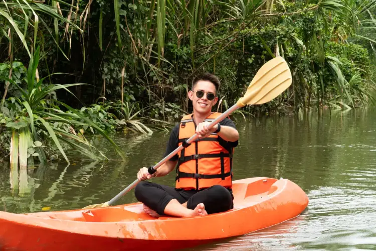 Minga Lodge Kayak