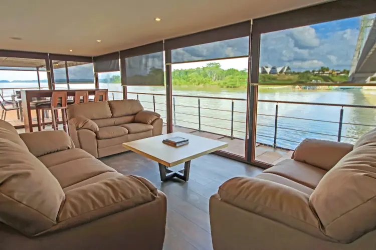 Anakonda amazon cruise social area