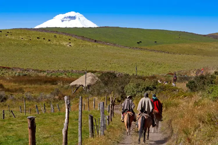 Riding-through-El-Porvenir